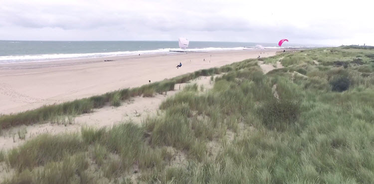 Paragliding op het strand van Domburg