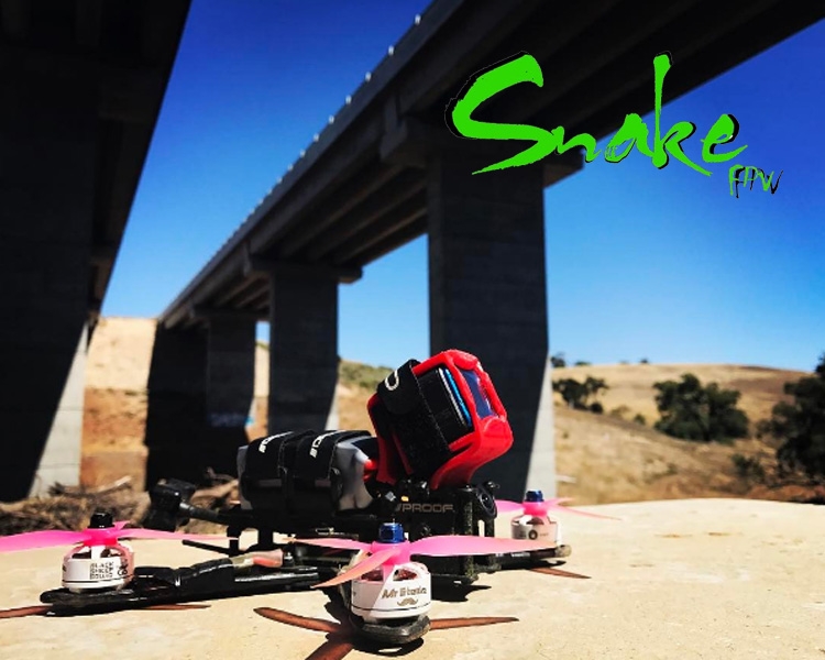 Snake FPV - Driftende auto's volgen met FPV racingdrone