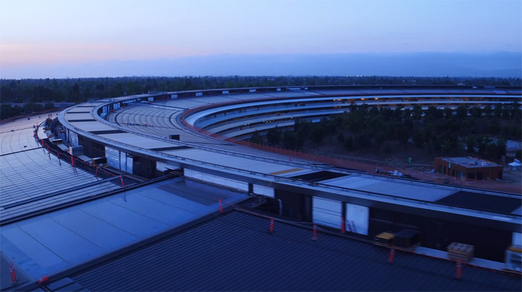 Dronevideo Apple campus bij zonsondergang