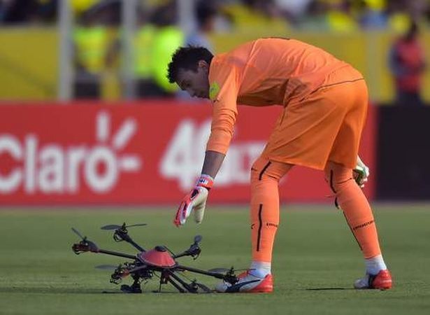 doelman-keeper-drone-veld-voetbal-uruguay-ecuador